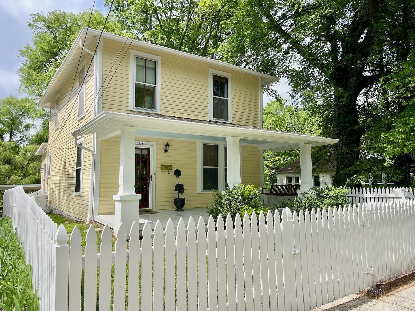 New listing! Welcome home to this gorgeous downtown property that is full of historic charm and original detail, yet fully updated and move-in ready. Call or DM us to schedule a tour and make this dreamy property yours! 

🗝️ 723 Kendrick Street, Flo