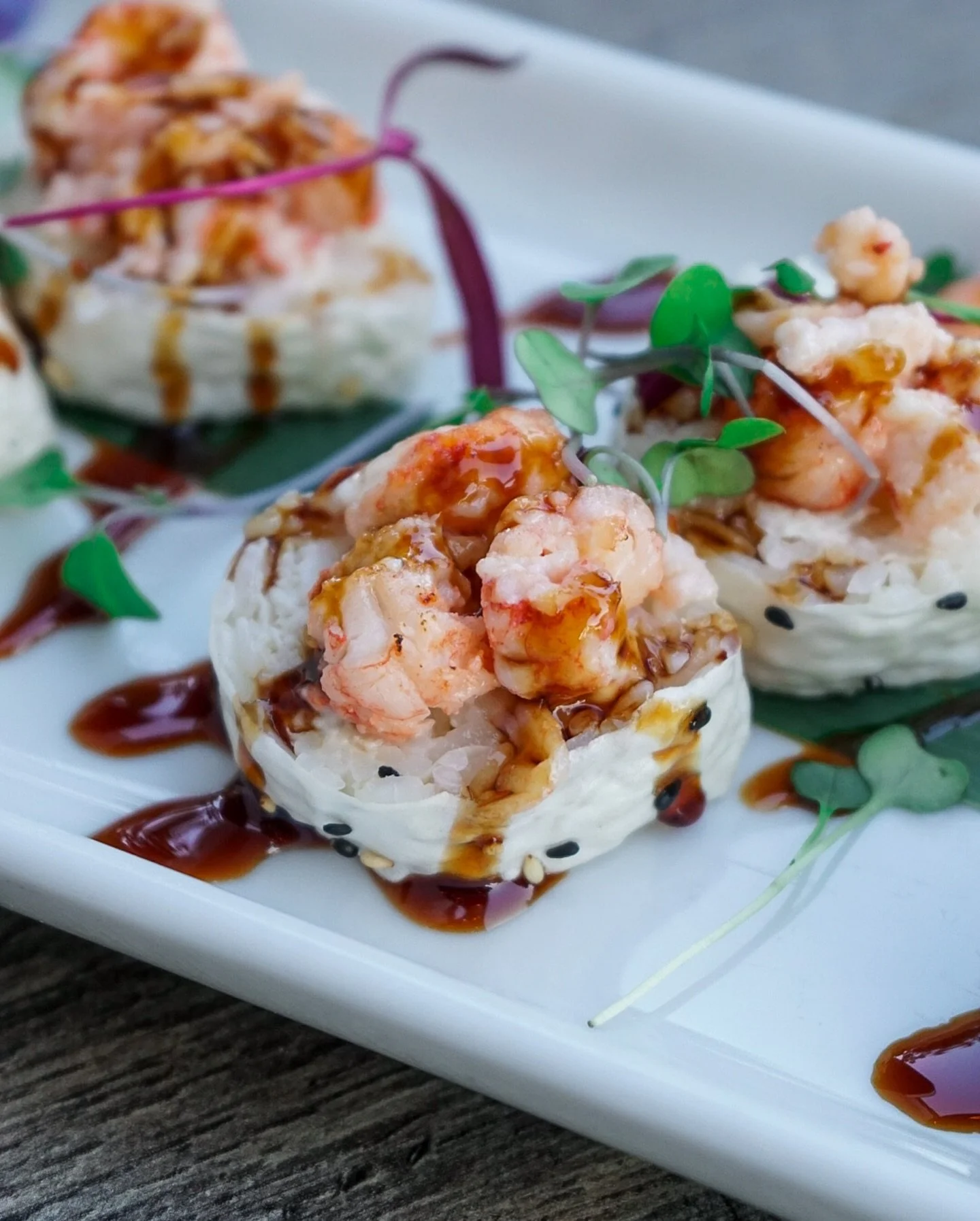 Starting the weekend Seabutter style - with the ultimate combo of blue crab, shrimp tempura, and baked langostino all wrapped in soy paper and topped with eel sauce. The Mr. Crab roll never misses😍🦀
🎁 Gift cards available online and in stores!
🥢