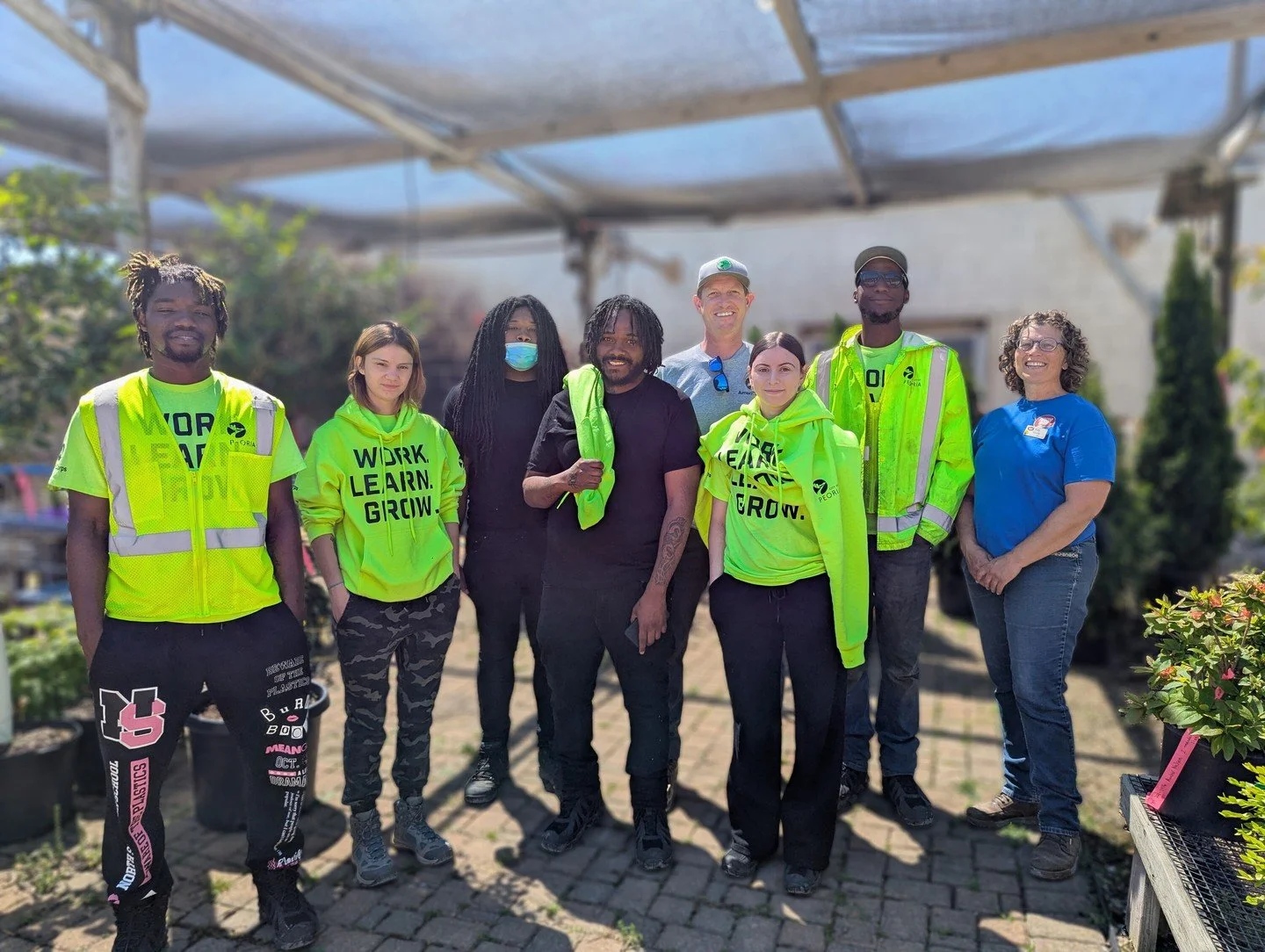 We had the pleasure of hosting PeoriaCorps last week for a behind-the-scenes tour, where Kelly shared her wealth of knowledge and her passion for plants! This program helps young people build career skills while caring for local landscapes. Participa