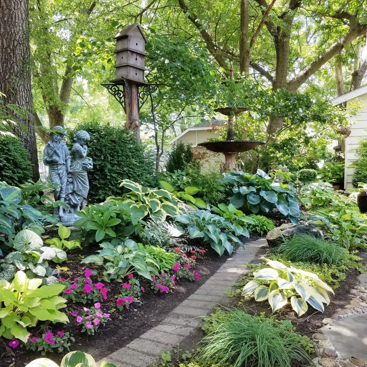 Planting perennials? Don&rsquo;t overlook the annuals! 🌸

Annuals are plants that show off all season but don't survive the winter, while perennials come back year after year. The most beautiful gardens mix both, using annuals to add vibrant flowers