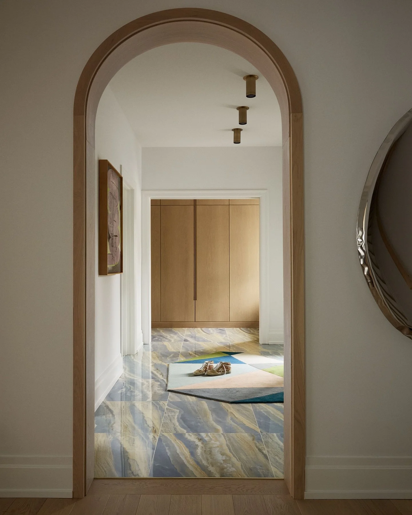 A mudroom that greets with color 

Photo: @brianwetzelphoto