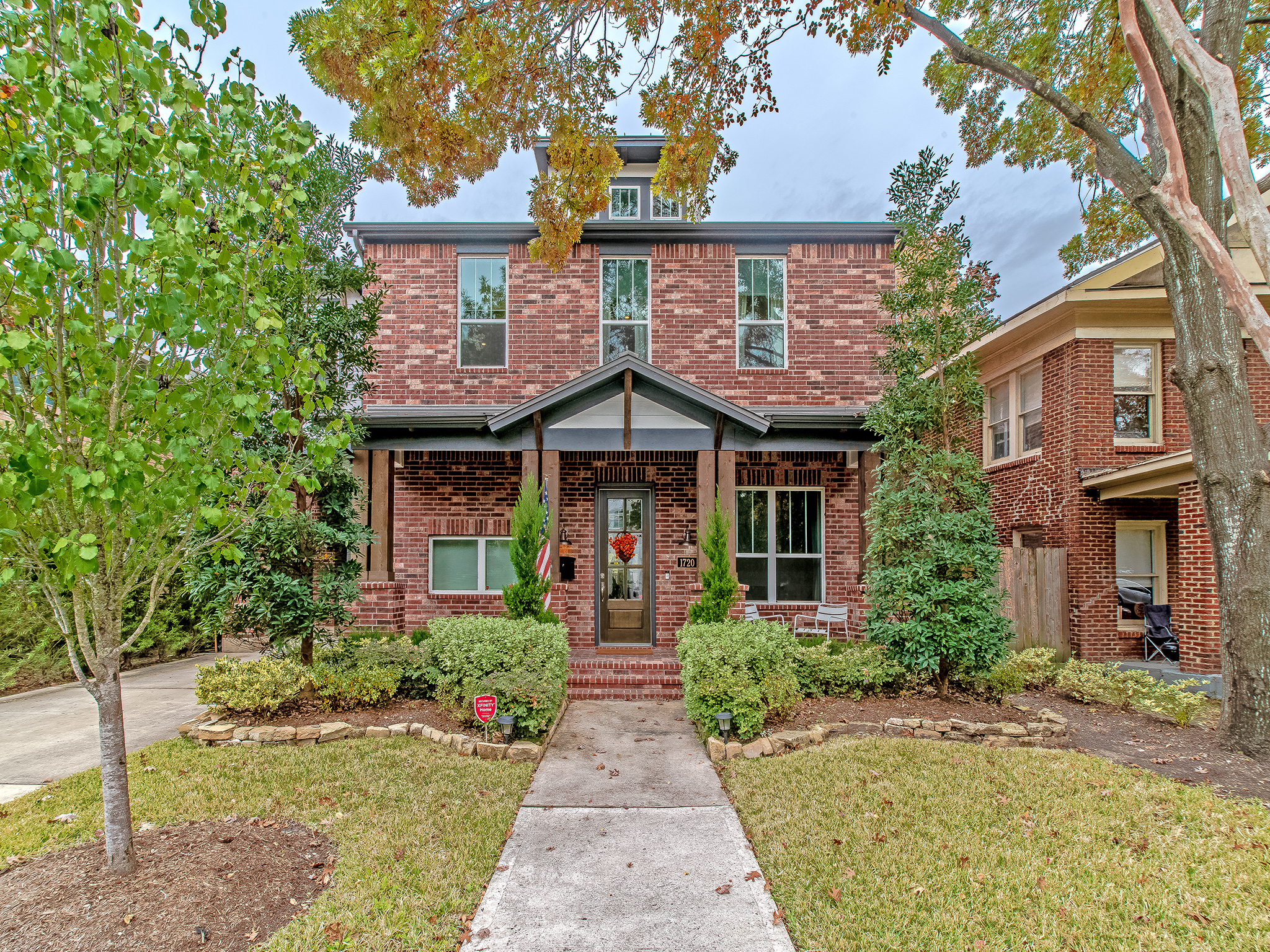  A beautiful craftsman style home built in 2016. Ideally located within walking distance of the Montrose HEB, Trader Joes, Menil Collection and many other Upper Kirby Shops and Eateries. 