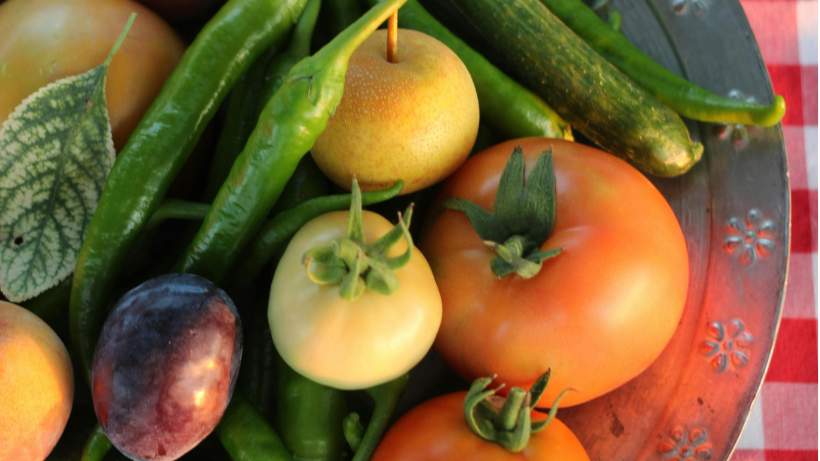 A small plate of homegrown veggies and fruit from the Neighbors Table