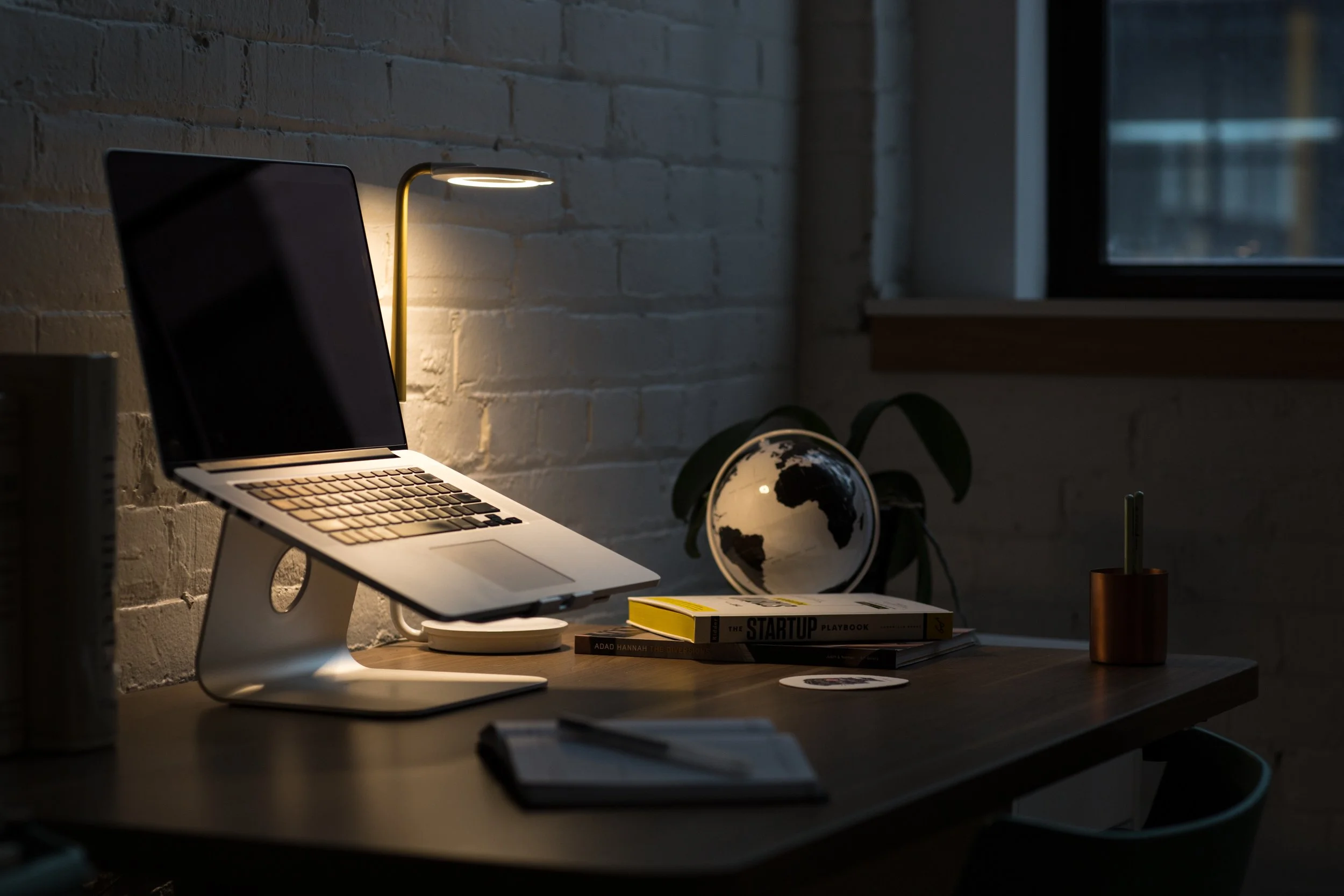 apple-computer-desk-374857.jpg