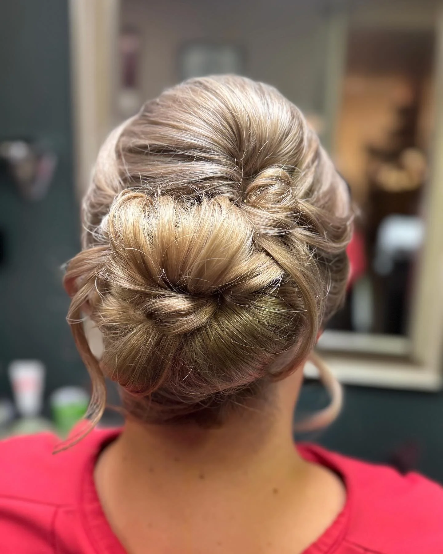 Itsen&auml;isyysp&auml;iv&auml;n juhlija ritarihuoneella #nuttura #hairdo #updohairstyles #hairstyling
