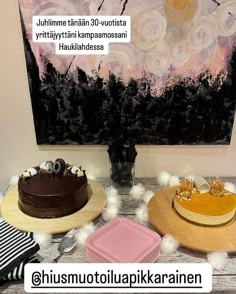 Olipa huikea p&auml;iv&auml;, kun ihanat ihmiset k&auml;viv&auml;t juhlimassa kanssani kampaamoni 30-vuotista taivalta Haukilahdessa. Ja yritt&auml;jyyteni juhlaa samalla. Ensin liike oli Haukilahden kauppakeskuksessa viitisen vuotta ja nyt t&auml;ss