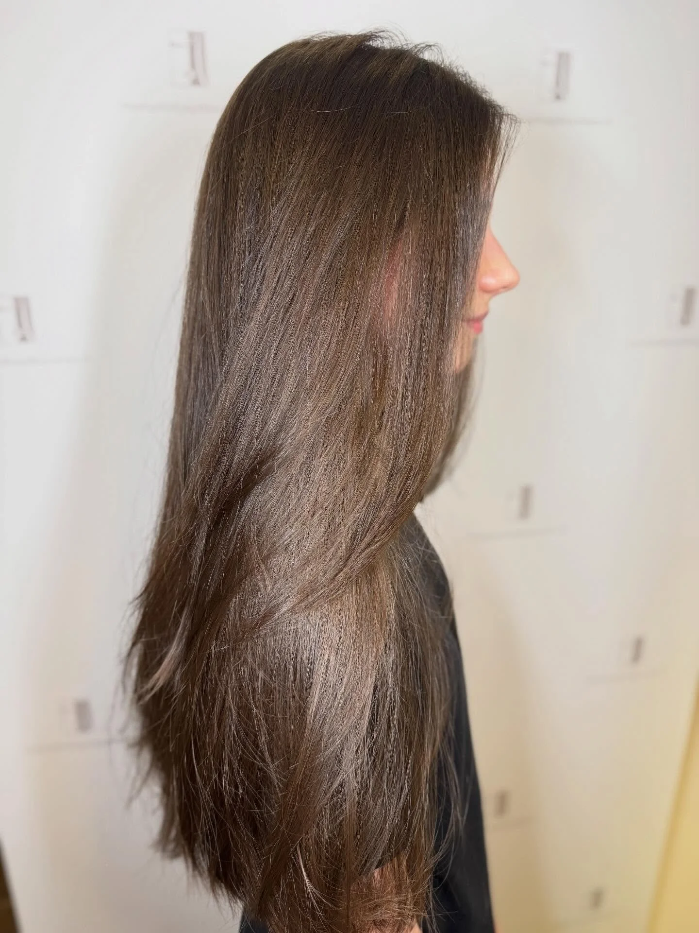 Vuorostaan hieman pidemp&auml;&auml; leikkausta. Varsinainen hiuskuningatar, kuuden hengen hiusm&auml;&auml;r&auml; ja pituus. Hartiavoimin leikkausta. #kampaajaespoossa #haukilahtiwestend #wellalove