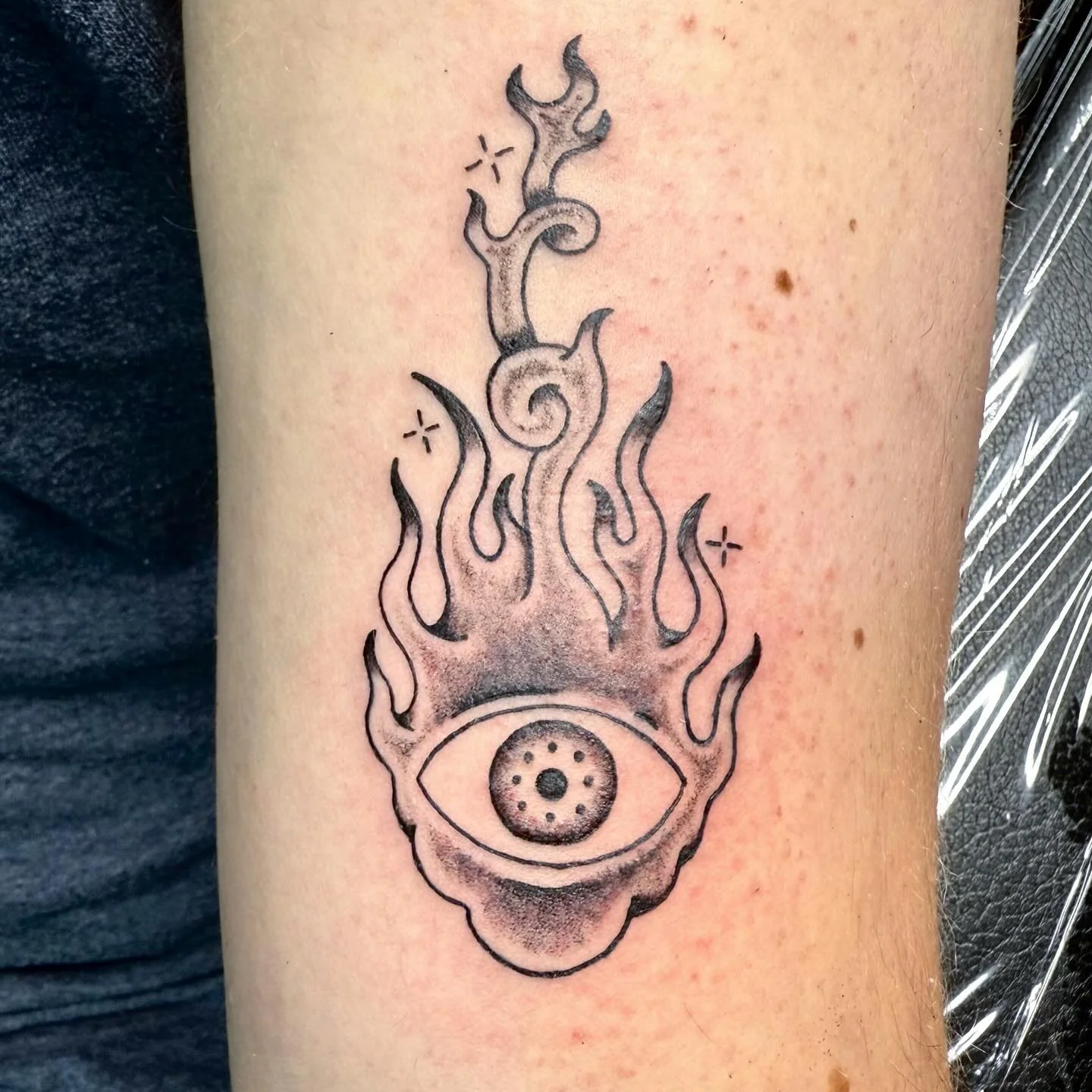 Eye of the Fire Giant for Walker and some freehand lightning for Gabe&rsquo;s Mjolnir - thanks again folks!!
.
.
.
#tattoo #tattoos #iowatattoo #iowatattooartist #cedarrapidstattoo #traditionaltattoo #traditionaltattoos #americantraditionaltattoo #ne