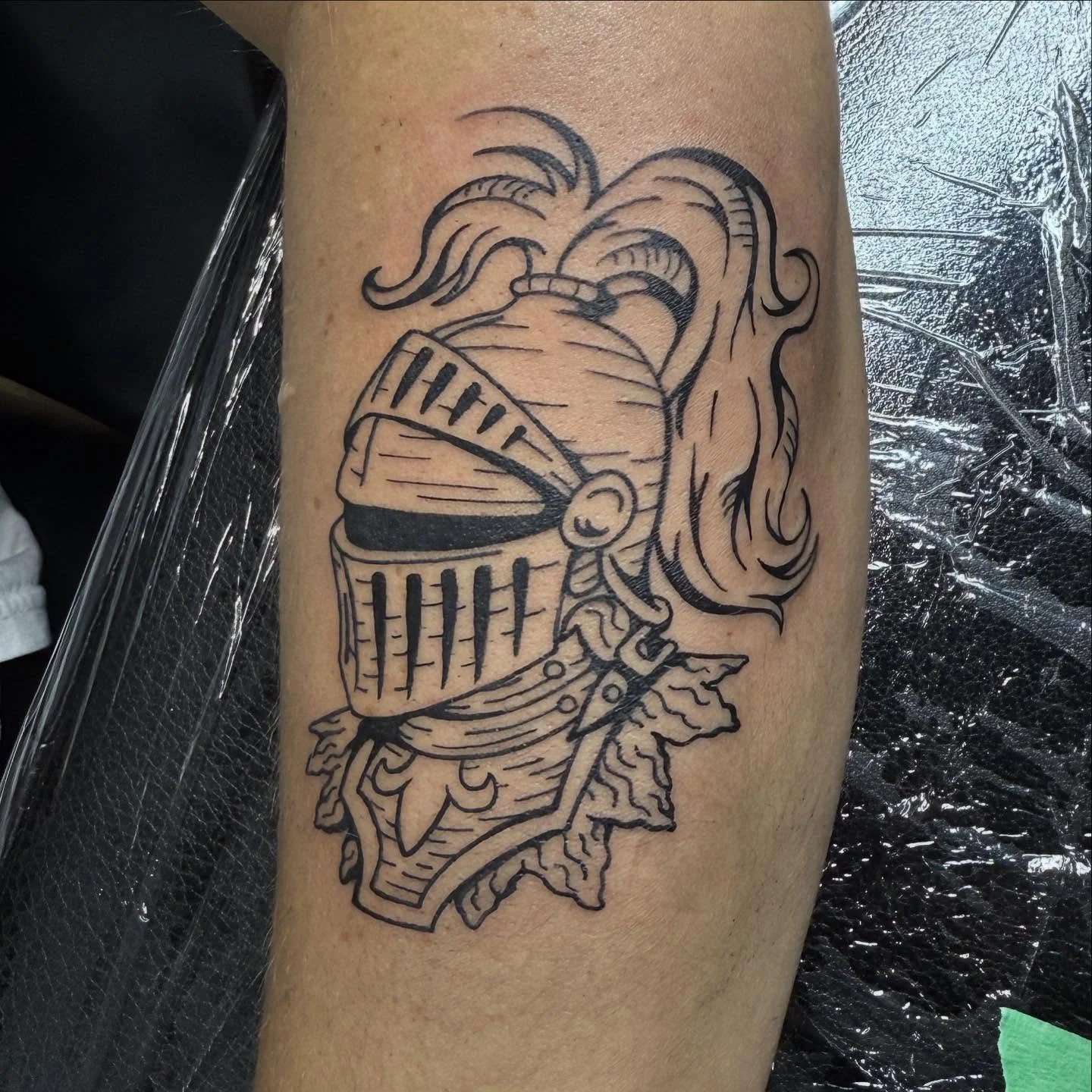 An excellent Halloweek(end). To start, a SICK knight helm for Jena and a little tiny dragon for Jen! Thank you again!!
.
.
.
#tattoo #tattoos #tattooshop #iowatattoo #iowatattooartist #cedarrapidstattoo #engravingtattoo