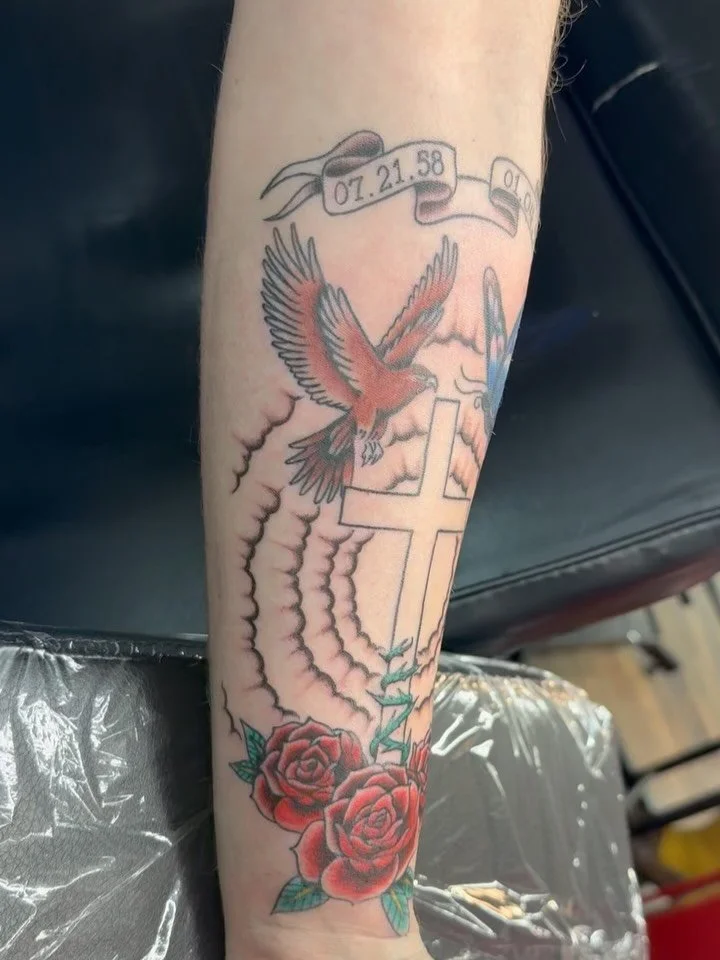 Closing 2025 off strong with some fun pieces - a family piece for Lane, finishing up a flock(?) of butterflies for Peyton, and a big ol eyeball for Justin. Thanks again everyone!!
.
.
.
#tattoo #tattoos #iowatattooartist #cedarrapidstattoo #tradition