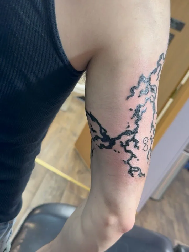 Part 2 of the free-hand symbiote/paint splatter/mystery design for JAX and a modified piece of my flash for WILL - thanks again fellas!!
.
.
.
#tattoo #tattoos #iowatattooartist #cedarrapidstattoo #freehandtattoos