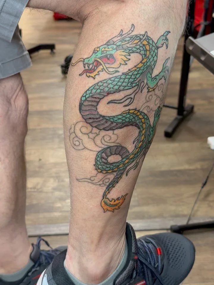 A fresh video and some healed photos of an American? Japanese? traditional dragon on the coolest dad around. Thanks again to CHIP‼️
.
.
.
#tattoo #tattoos #tattooshop #iowatattoo #iowatattooartist #cedarrapidstattoo #traditionaltattoo #americantradit