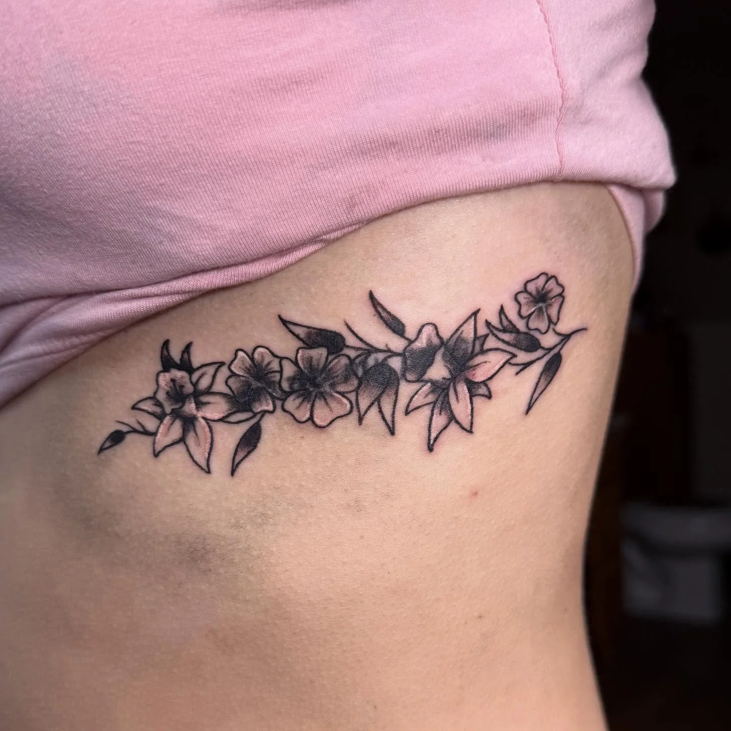 A fun floral coverup (swipe to see before) and some little guys off our flash board! Thanks again to all!!
.
.
.
#tattoo #tattoos #tattooshop #iowatattoo #iowatattooartist #cedarrapidstattoo