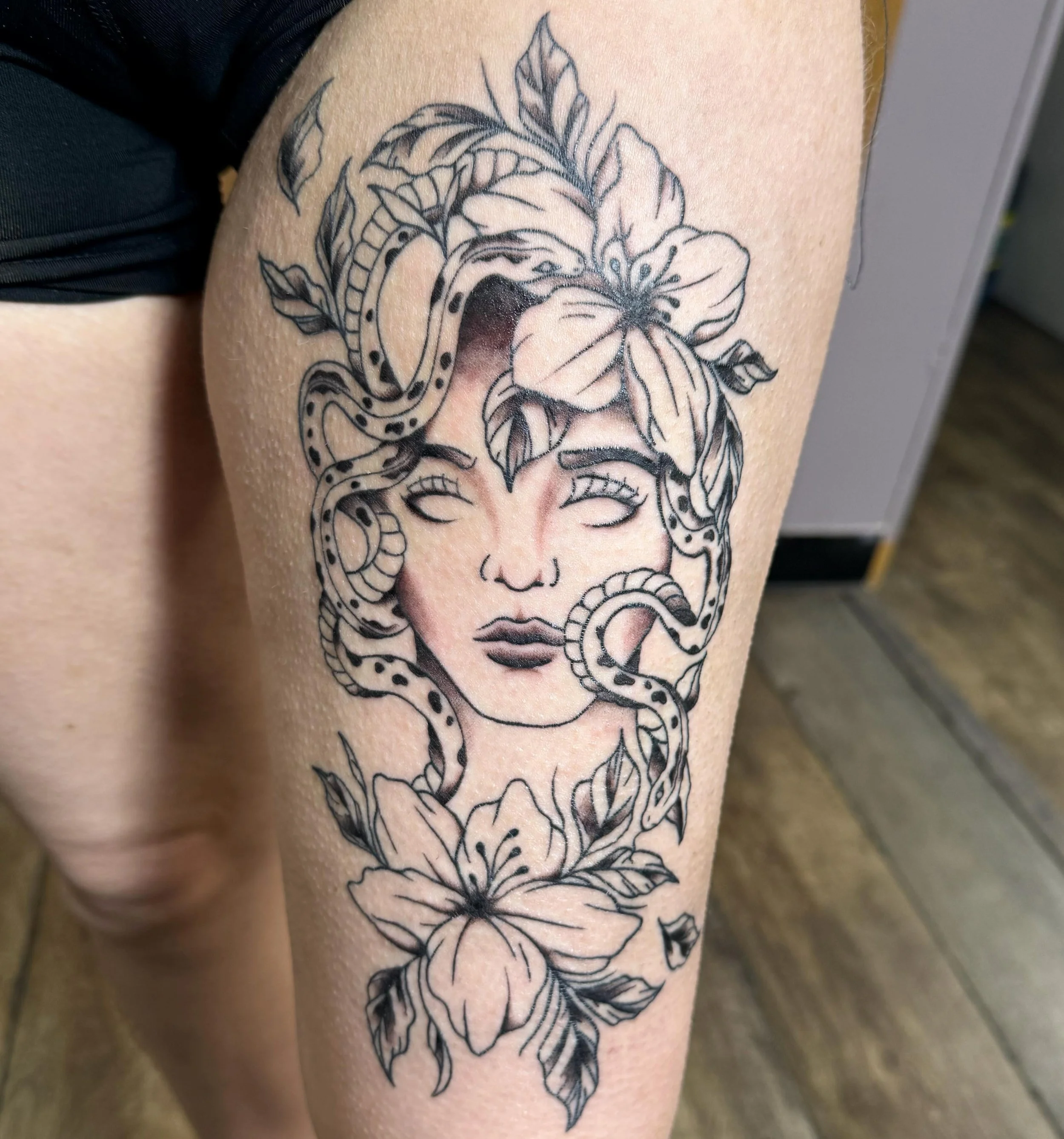 Medusa (more or less) and a Sopranos piece for Marley and Ryan - thanks again folks!! Enjoyed a nice big bowl of gabagool after these
.
.
.
#tattoo #iowatattooartist #cedarrapidstattoo #illustrativetattoos #sopranos