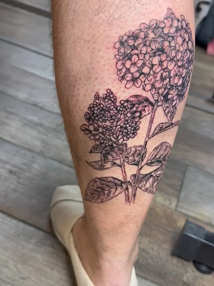 Another from the backlogs. A big ol hydrangea for HALE! Thanks again my friend!
.
.
.
#tattoo #iowatattooartist #cedarrapidstattoo #engravingtattoo #floraltattoos