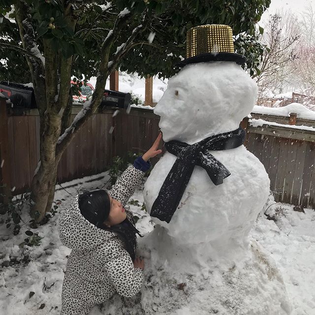 That hat doesn&rsquo;t fit though! #doyouwannabuildasnowman #snowpocalypse #seattlesnow #snowday #noschooltoday