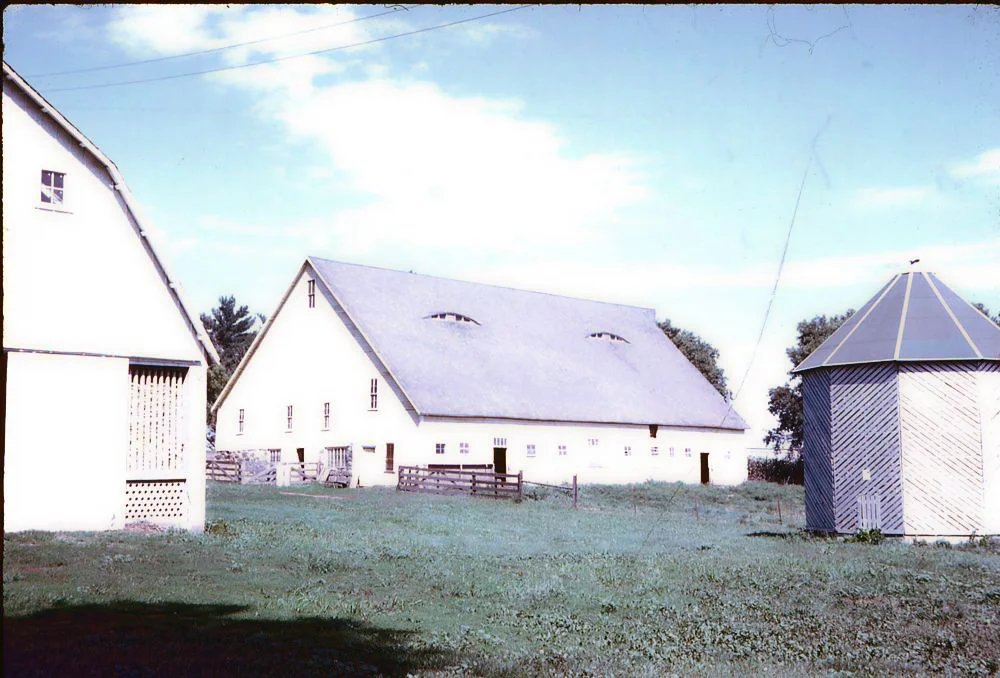 Follinglo barn (center), with corncrib (left)