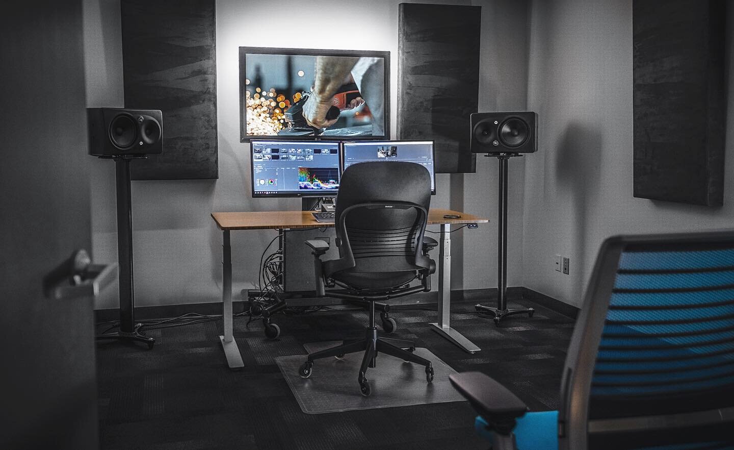 It took a minute, but our new studio is finally starting to feel like home. Happy Monday!

#videoediting #editingsuite #videoproduction #adobepremiere #working #studio #ilovemyjob