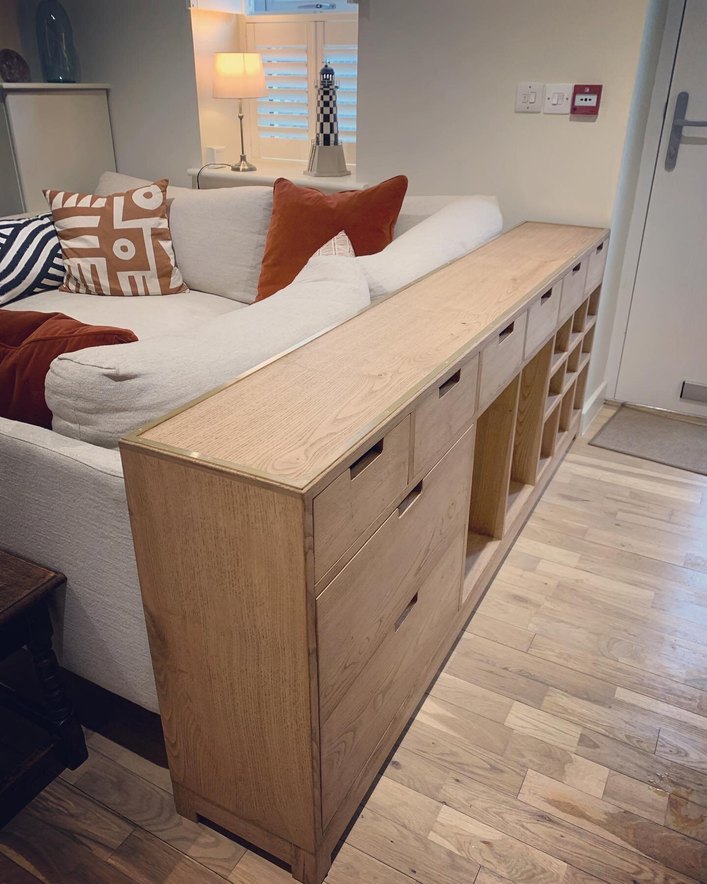Sweet Chestnut Storage Cabinet - custom made to fit perfectly behind the sofa in this lovely holiday apartment by the beach in Anglesey 🏴󠁧󠁢󠁷󠁬󠁳󠁿
Thank you to my lovely clients @ycwtch.rhosneigr for this commission &amp; thank you to @tangled.te