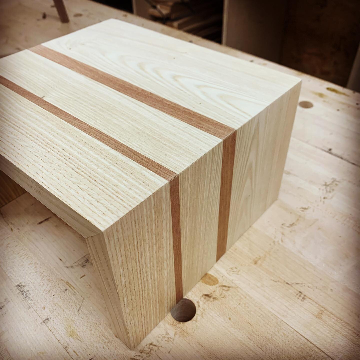 Chestnut &amp; Sapele - mitred waterfall box for floating bedsides - this will be the thinner of two pieces 🤟🏽
.
.
#woodwork #woodworking #furniture #customfurniture #joinery #mitre #bedsidetable #furnituredesign #furnituremaker #craftsman 🏴󠁧󠁢󠁷