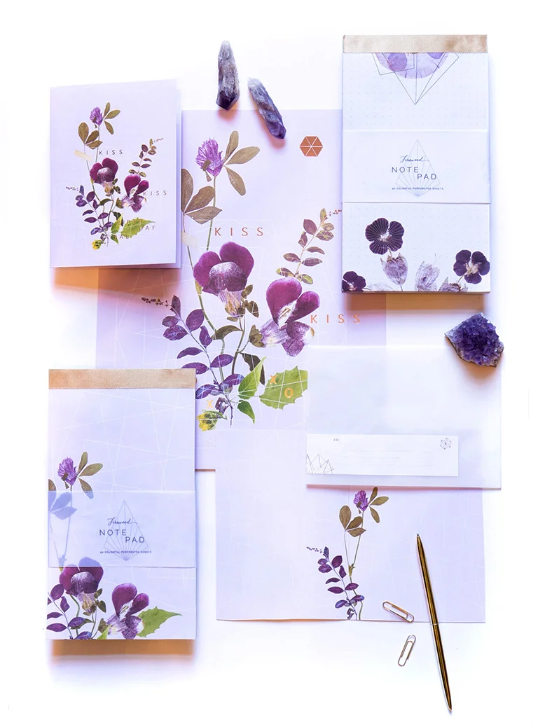 FWNP014-Kiss-Kiss-Note-Pad_lifestyle.jpg