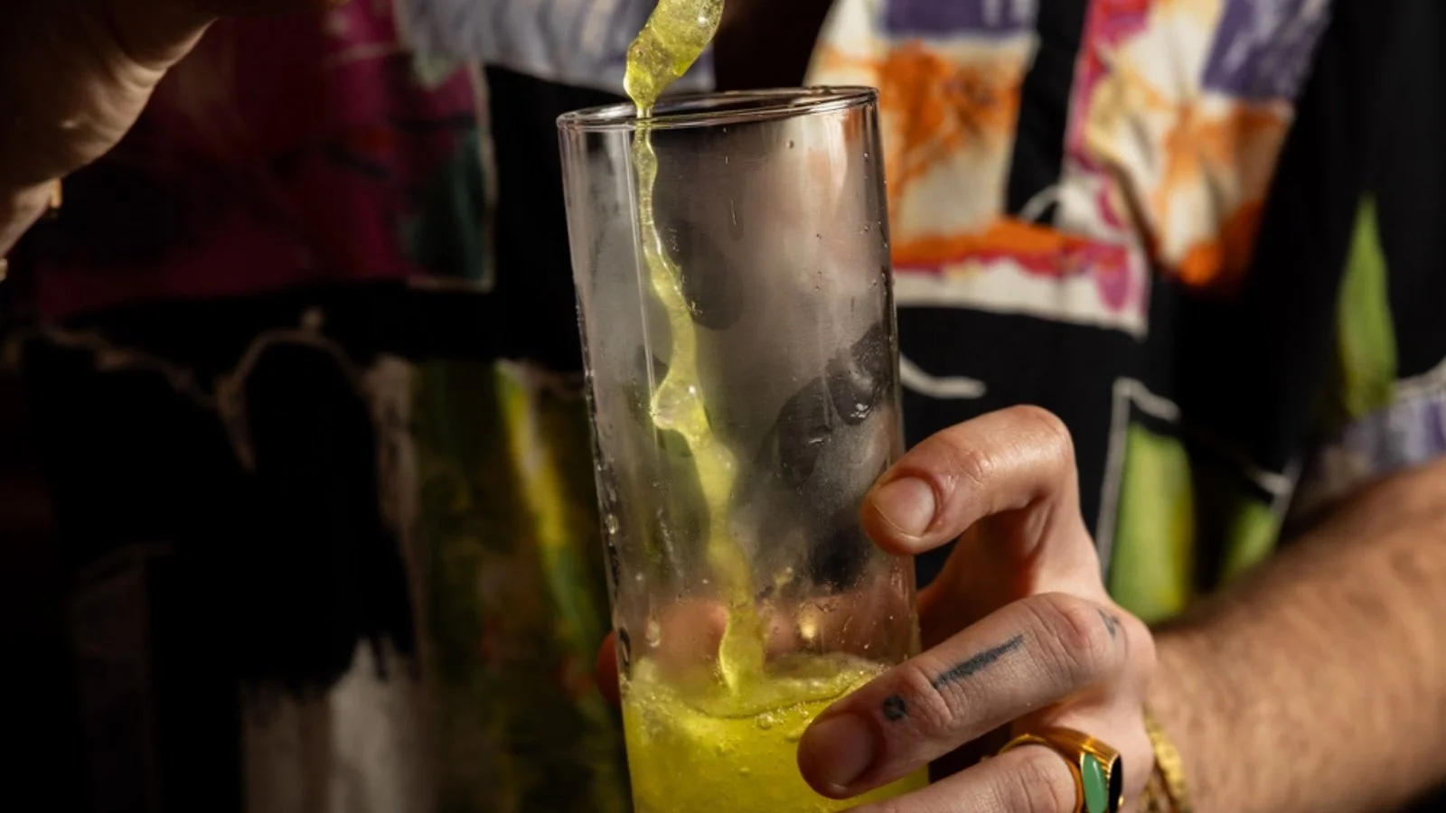 Shaker Pour Horizonal.jpg