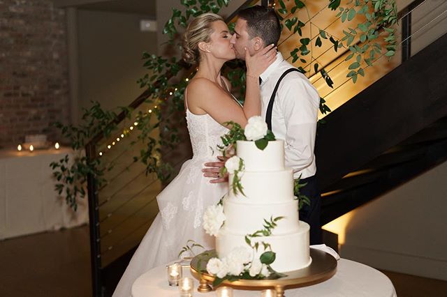 Gorgeous couple ✔️
Pretty cake ✔️
Lots of Greenery ✔️
Fabulous Venue ✔️
Soft Light ✔️
.
This wedding had all of our favorite things (including our up lights and fairy lights).
Photo: @dideofilmsphotography
Venue: @roundhousebeacon
Florals: @dark_and_