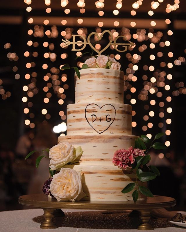 Happy Friday, friends! How epic is this cake at @roundhousebeacon in front of our Bistro Light Waterfall? Photo by @rickyrestianophotography. Florals by @dark_and_diamond.
.
.
#lnjwedding #lnjweddings #roundhousebeacon #roundhousewedding #roundhousew