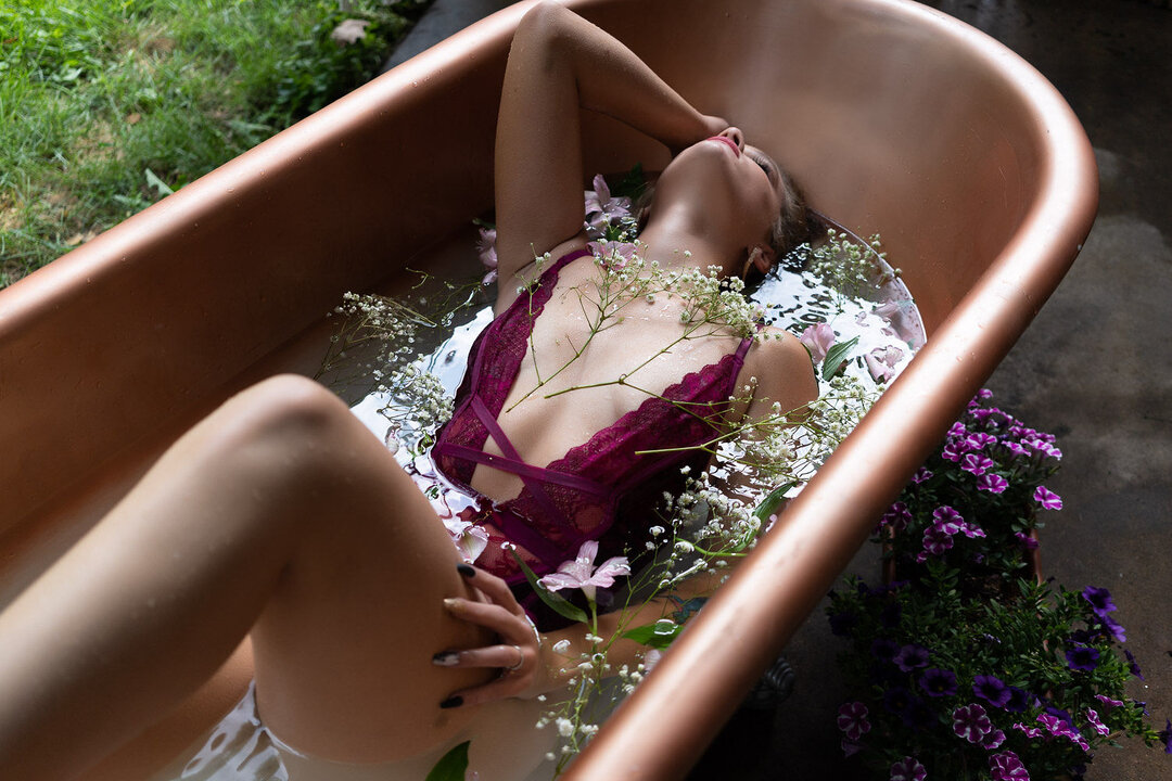 Should we bring back the flower bath set this year?🌹 .​​​​​​​​
.​​​​​​​​
.​​​​​​​​
#stlphotographer #beautifullyempowered #stlouis #loveyourself #womenempowerment #empoweredwomen #bodypositive #effyourbeautystandards #photography #intimateportraits 