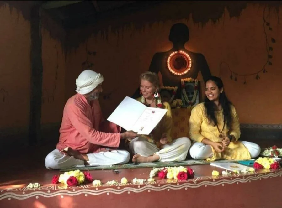 Hier neem ik mijn diploma in ontvangst. Mysore, India