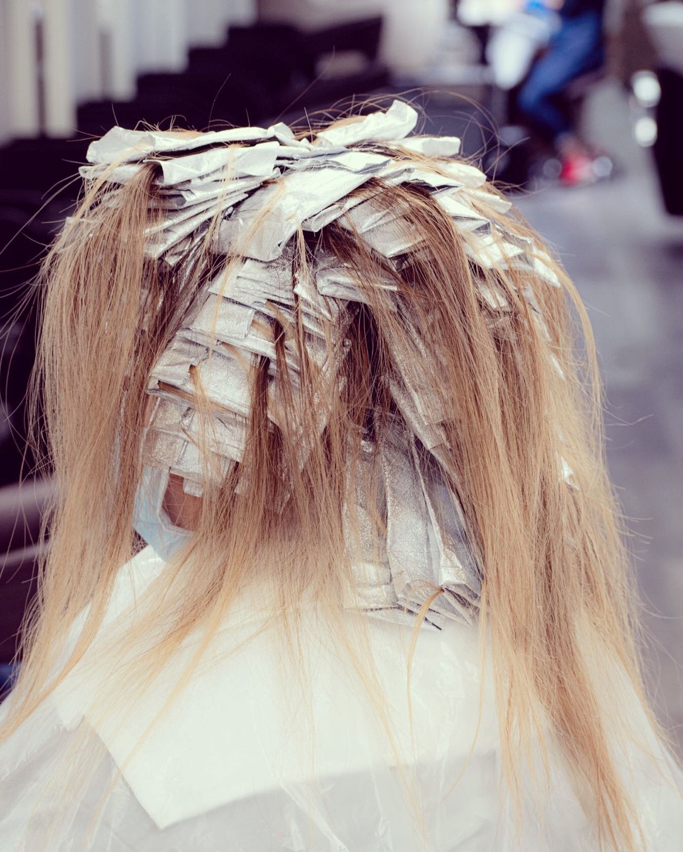 Did you know foils can take 400 years to break down?! 
Now think about how many foils you&rsquo;ve seen on your head before&hellip;.and all the other times they&rsquo;re used! 
Luckily, with @greencirclesalons Kul&oslash;r Salon can recycle this wast