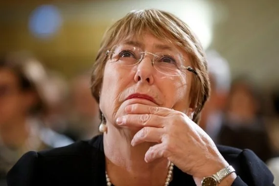 De ida y de vuelta: críticas a Bachelet y Piñera