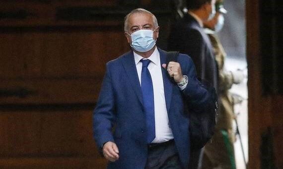 Mañalich reaparece y se defiende 