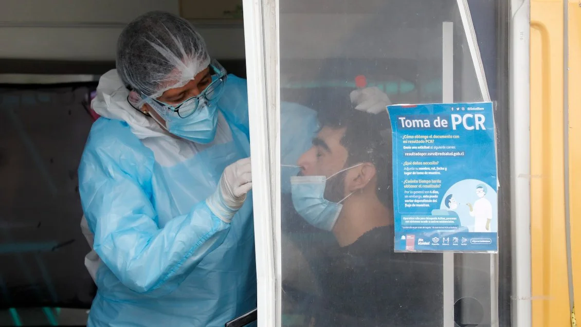 Levemente, disminuyen casos y positividad