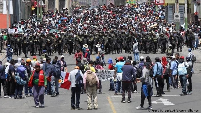 Aumenta violencia y caos político en Perú