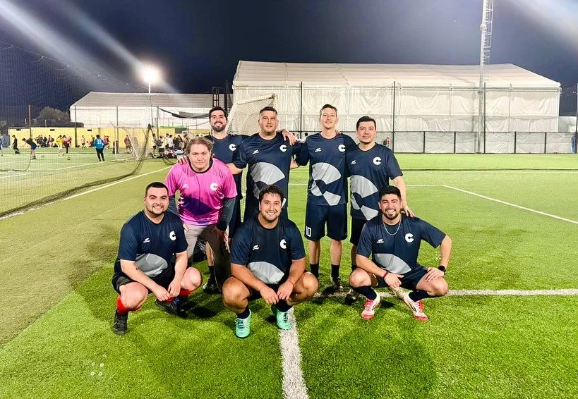 ⚽ En Corpo no solo metemos goles en los proyectos&hellip; tambi&eacute;n en la cancha 😎

Hace unos meses armamos nuestro equipo de f&uacute;tbol y ya nos medimos con otras agencias.

Entre pases, risas y goles, fortalecemos lo que m&aacute;s nos imp