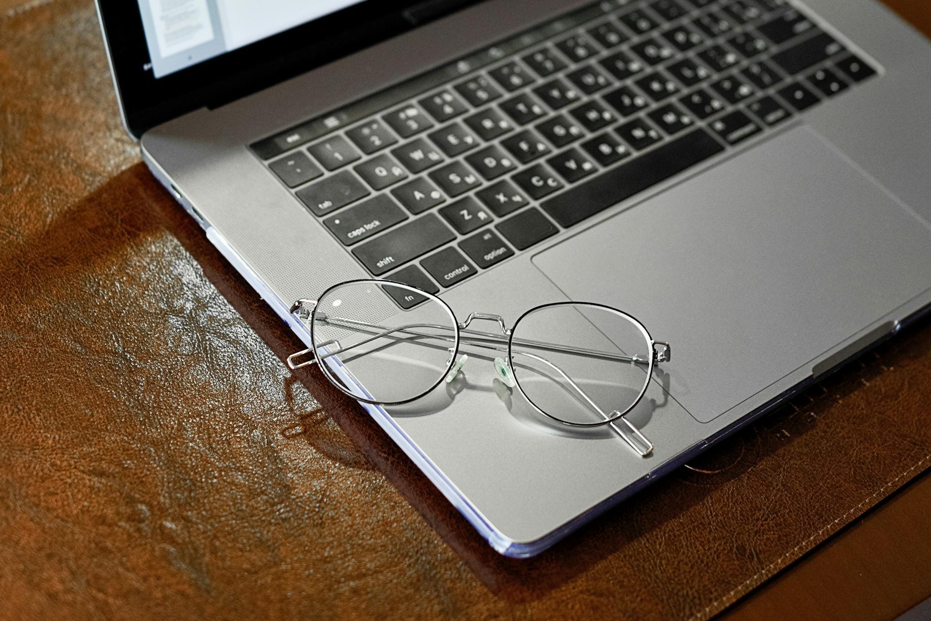 Guide to Buying Eye Care Products Online for Florida Families
