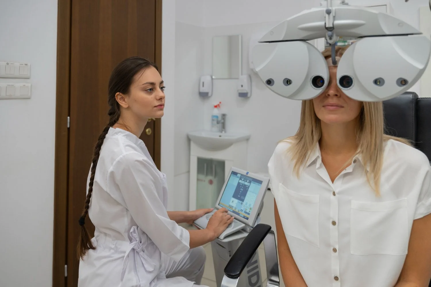 Choosing a St. Cloud Eye Clinic for Long-Term Family Care