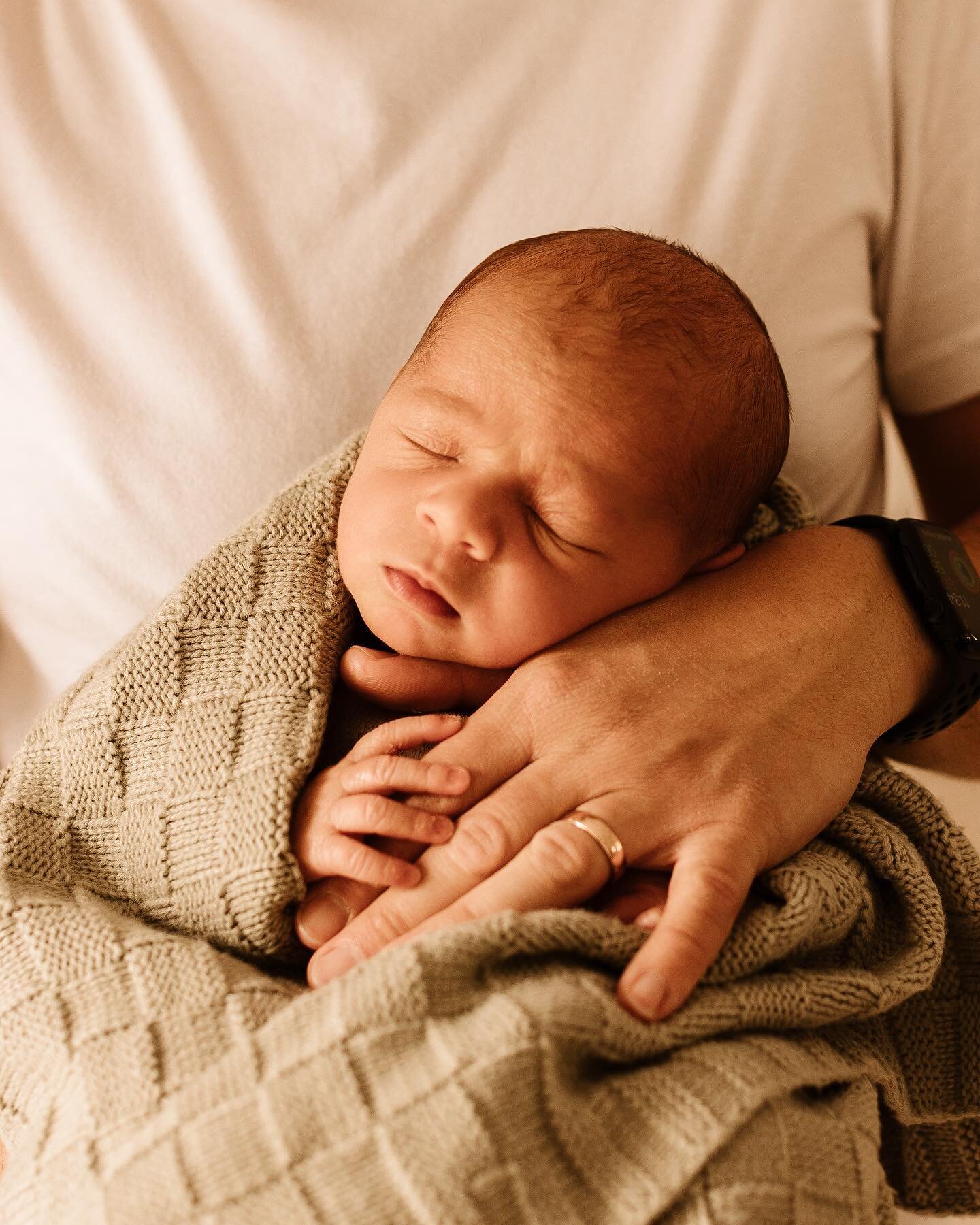 Can&rsquo;t cope with those teeny fingers and tiny toes!🦶🏼

Captured: Baby Harrison &mdash; Home Newborn Session (Bump to Baby Bundle)