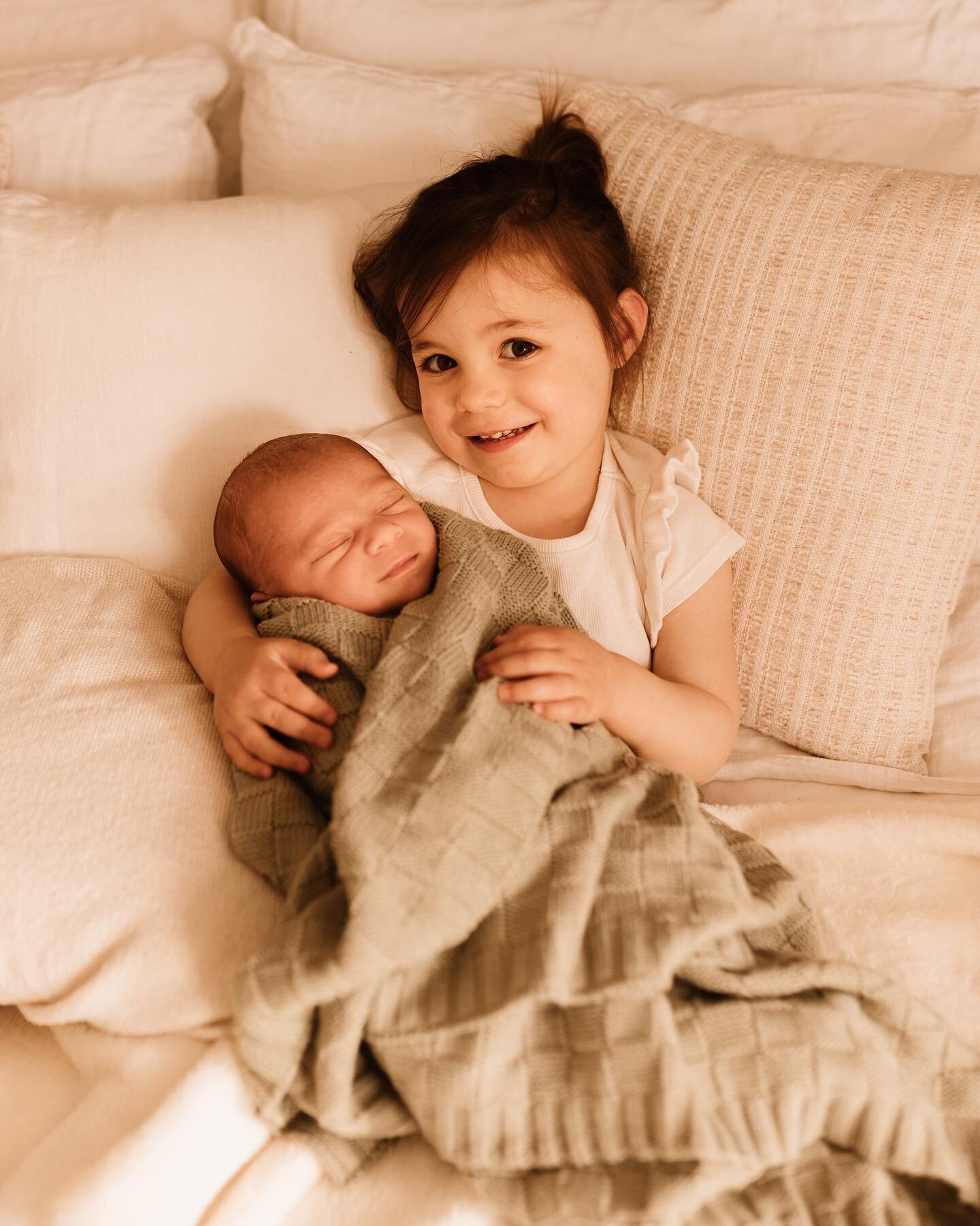 Those smiles 🥲 Sweet Ella holding her new baby brother in her arms, already in the role of best big sister ever and sensing the incredible blessing of having a sibling 🤍 From sharing secrets to belly laughing and being little partners in crime, I l