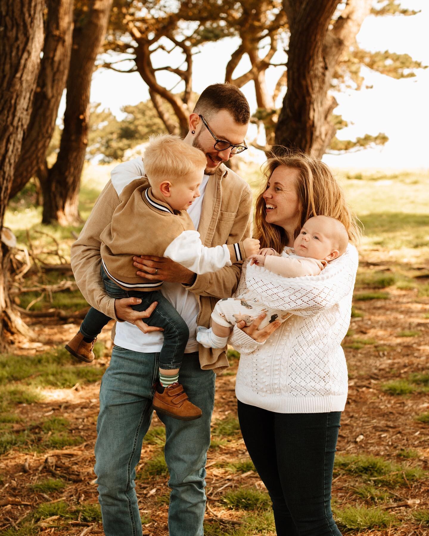 Non-stop fun and exploring with these gorgeous four for their Family Session 🌿☀️ 

Had the absolute best morning with you guys! From flying, ropeswing fun and chasing invisible cats(?!) and butterflies with Eddie to cuddles and squishy cheek kisses 