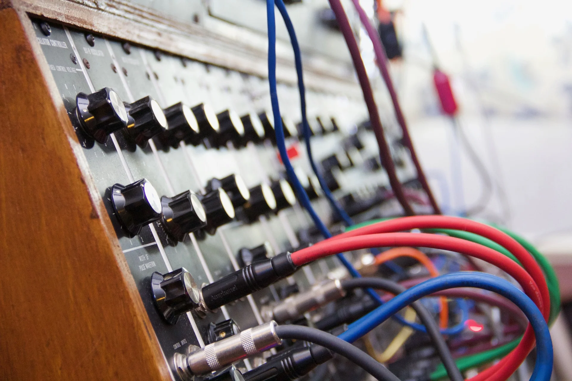 synthesizer-2479008_1920.jpg