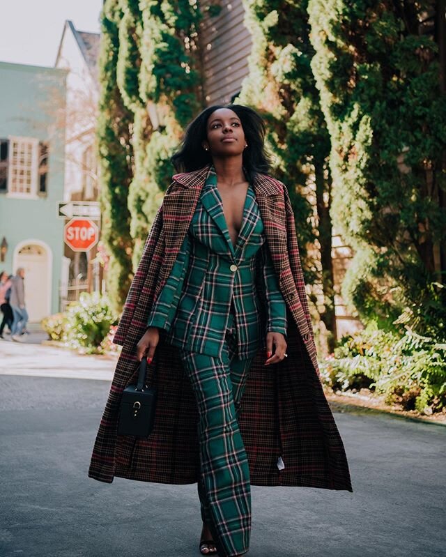 Oh you know, just me walking away from my MacBook after putting in yet ANOTHER online order! Y&rsquo;all will see these fits sooner or later! 🤷🏾&zwj;♀️😂 How y&rsquo;all feeling? #adoseoffab 📸 @brandongrate_
&bull;
&bull;
&bull;
&bull;
&bull;
&bul