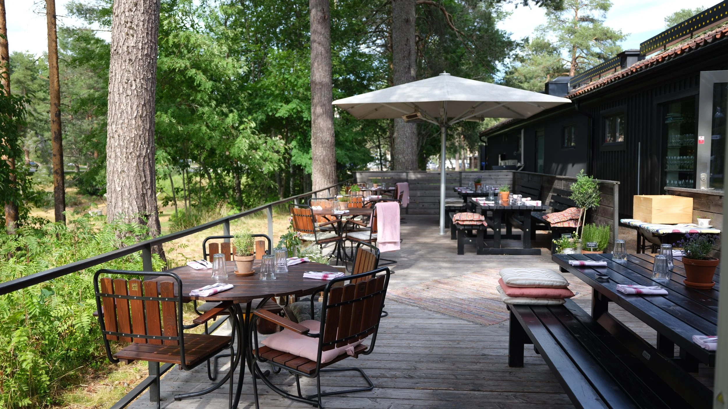 Bistro le Garage restaurant in Umeå. Outdoorseating, summer place. umedalen, skulptuparken.