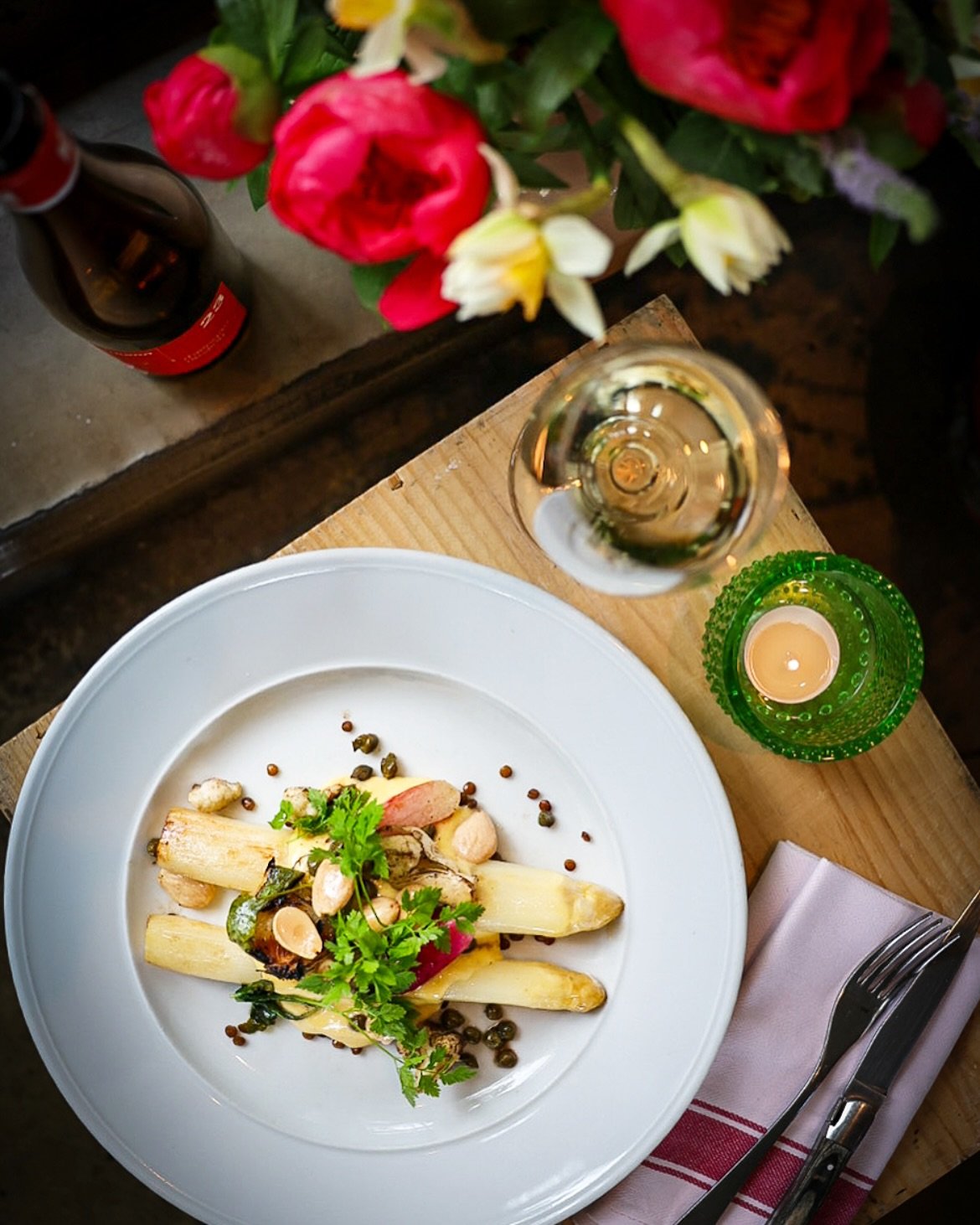 Vit sparris
R&auml;disa, korallins, knippl&ouml;k, kapris, k&ouml;rvel, Marconamandel, sotad blomk&aring;l &amp; hollandaise.  P&aring; onsdagar och torsdagar erbjuder vi en 3 r&auml;tters middag f&ouml;r 475 kr. Vit sparris &auml;r en av de tre varm