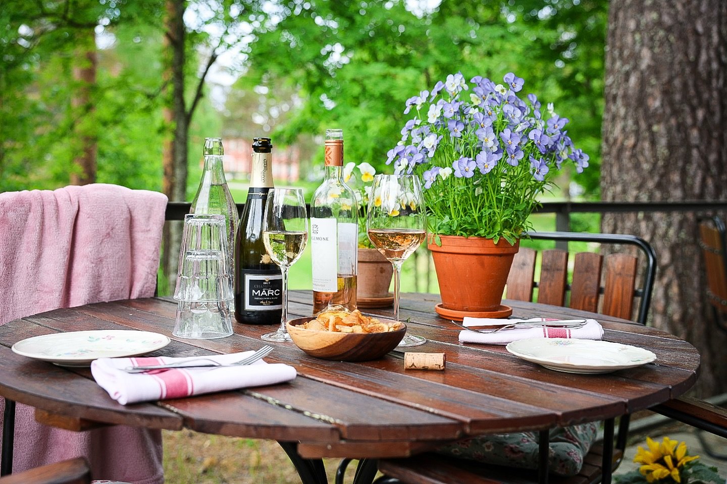 Ny sommarmeny p&aring; stans b&auml;sta kvarterskrog! Hj&auml;rtligt v&auml;lkommen till v&aring;r mysiga uteservering mitt i den gr&ouml;nskade Skulpturparken💕 #bistrolegarage #restaurangiume&aring; ume&aring;#visitume&aring;  #kvarterkrogen
