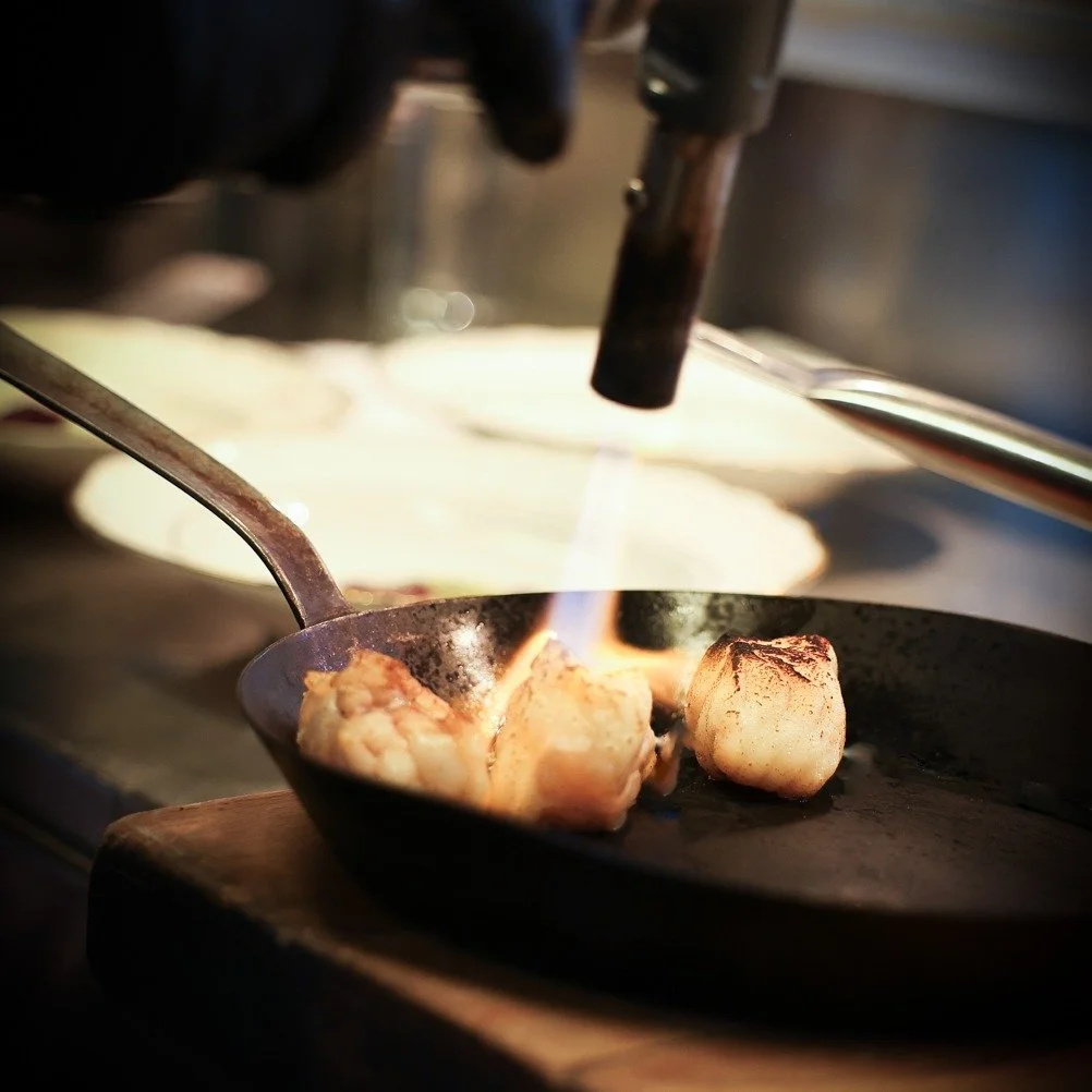 Mat lagad med hjärtat ❤
Hos oss handlar det inte om att krångla till det – bara riktigt god mat, lagad från grunden. 
Smakerna ska funka ihop, helt enkelt. Inga konstigheter. Bara mat vi själva vill äta – och s