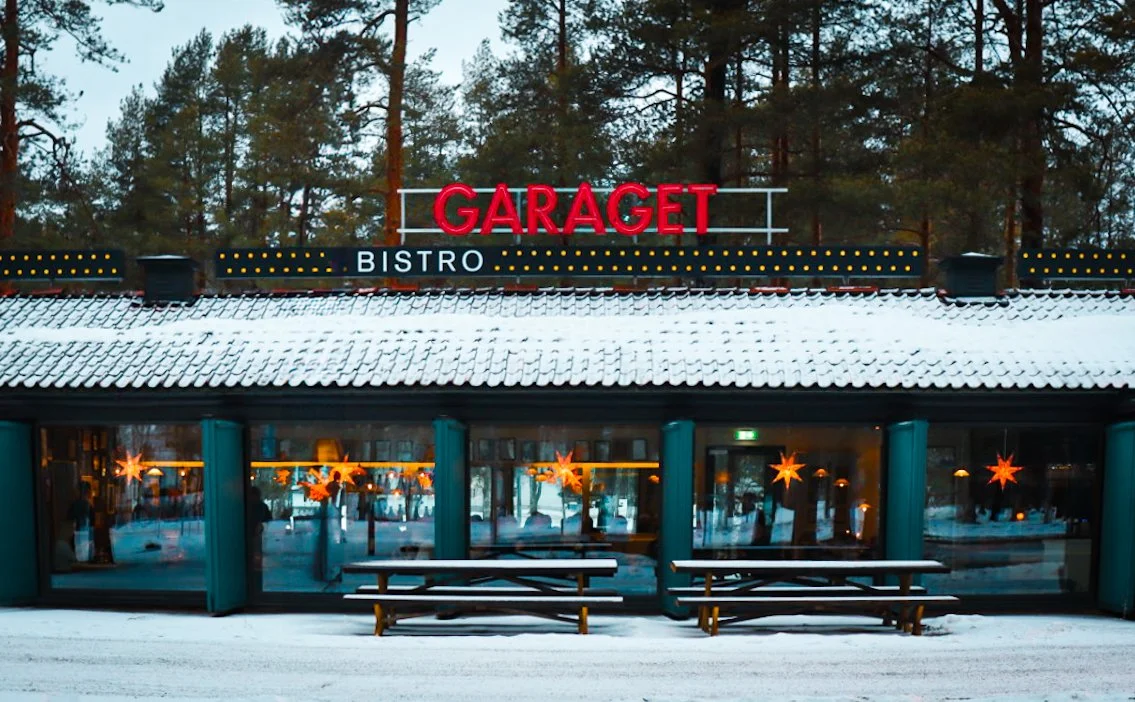 Julstämningen är serverad!🎄 
Njut av en 3-rätters jullunch hos oss mellan 2–22 december (mån–lör) för bara 385 kr/person ✨ 
Även söndagsöppet den 21 december mellan kl 12-16.
Mysig bistro, go