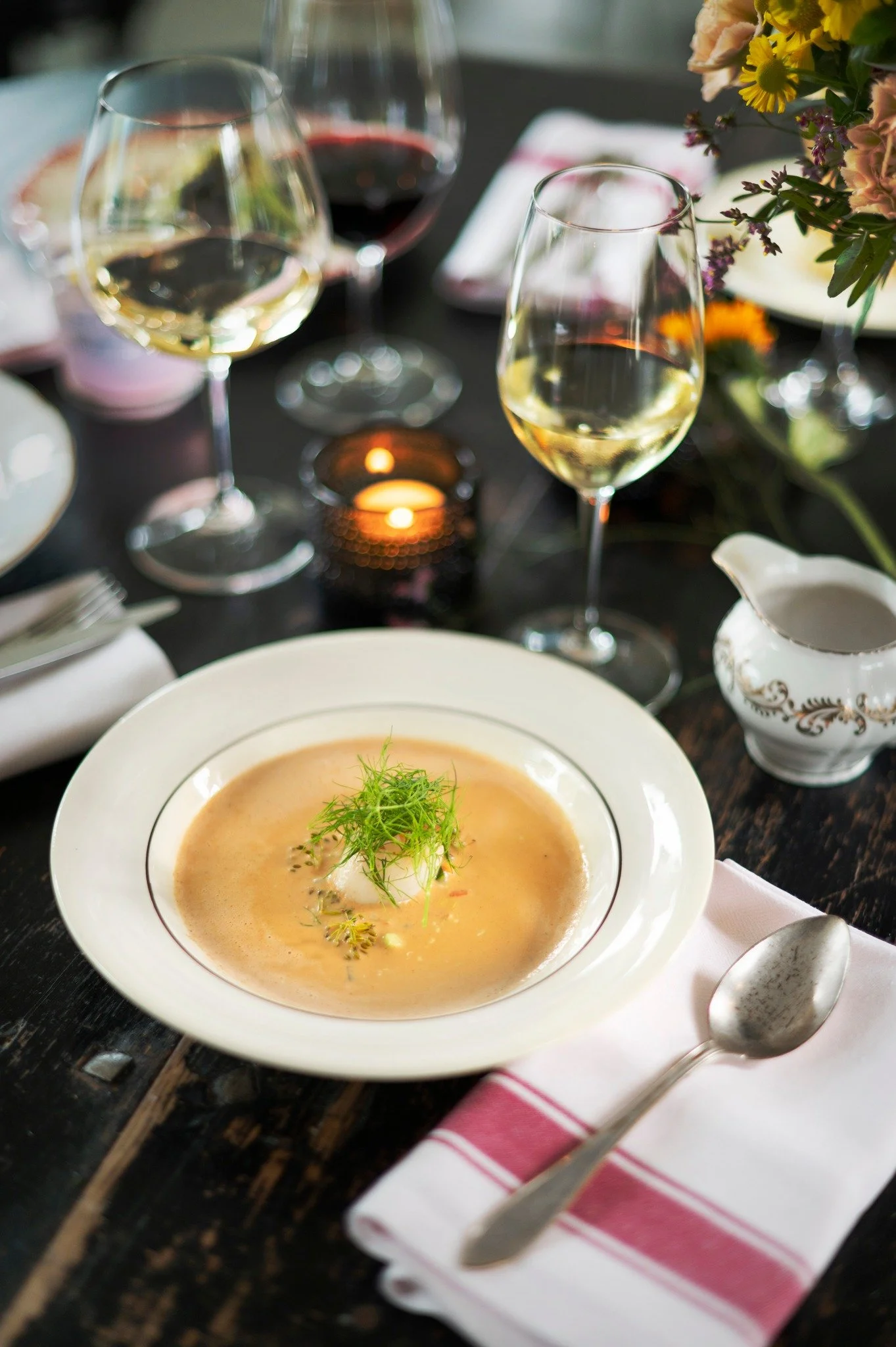 Glöm inte att boka bord på Fars dag!
Boka bord för hela familjen och låt pappa känna sig riktigt firad med en trerättersmiddag, gott vin och kanske en extra dessert bara för honom.
Njut av höstens bästa