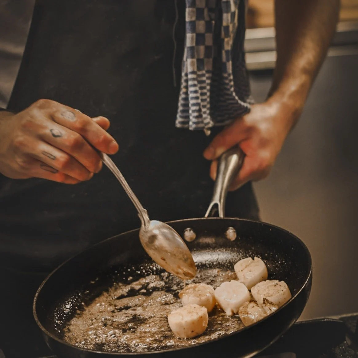 Allt beh&ouml;ver inte ske under helgerna. 
Bjud ut en v&auml;n eller fler och njut av en 3 - r&auml;tters meny f&ouml;r 495 kr (g&auml;ller ons och tors). 
Om tid finnes, maxa g&auml;rna med ett bes&ouml;k hos v&aring;r granne Iksu Spa. 
Fortsatt gl